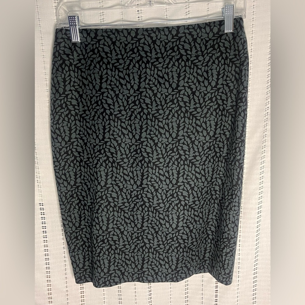 LOFT Black and Gray Leaf Pencil Skirt Like New- Size 2